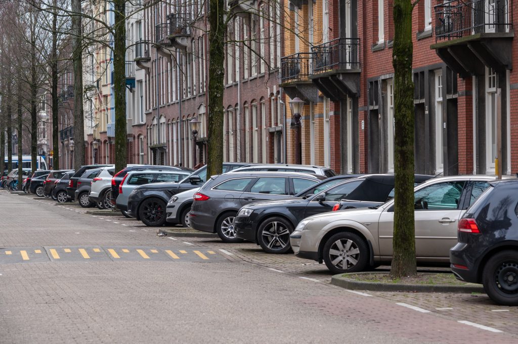 Beeld: geparkeerde auto's in Amsterdam